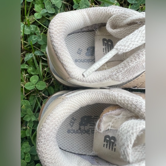 New Balance Child Size 8 Cream & Grey Running Shoes - Picture 4 of 11